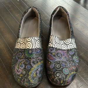 Alegria women’s 11 metallic Glee shoe. Beautiful pattern nonslip RN approved